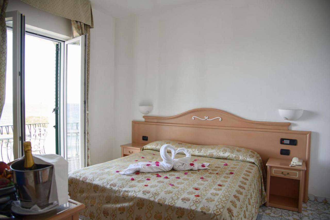 Hotel Imperial อีสเกีย ภายนอก รูปภาพ