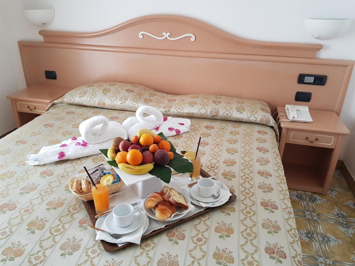 Hotel Imperial อีสเกีย ภายนอก รูปภาพ
